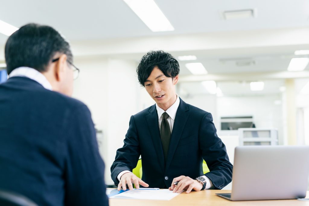 役所の窓口で相談する男性