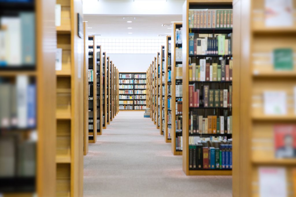 図書館の書架に並んでいる多数の書籍